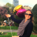 Ana com balões no Public Garden, em Boston