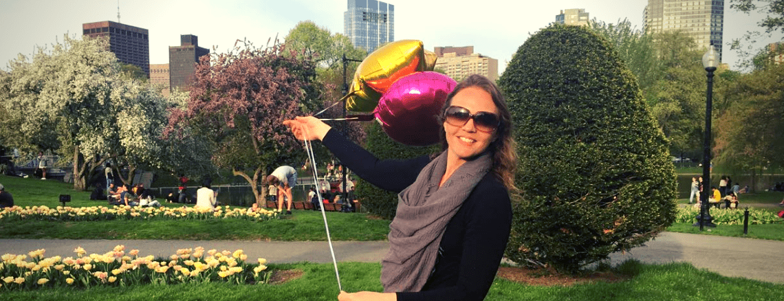 Ana com balões no Public Garden, em Boston