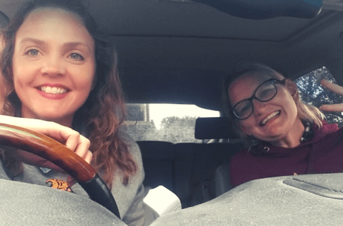 Ana e Josie em viagem de carro