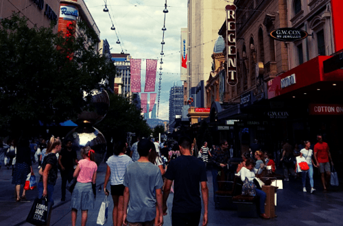Pessoas caminhando no centro de Adelaide