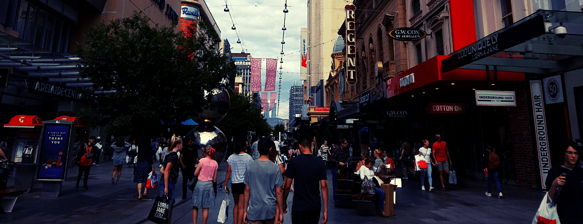 Pessoas caminhando no centro de Adelaide