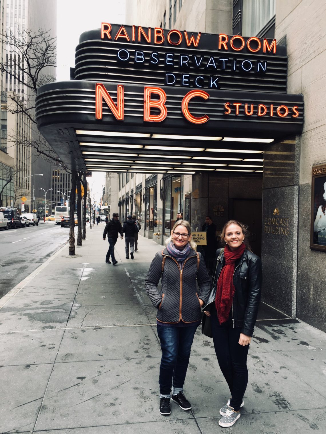 Ana e Josie em frente aos estúdios da NBC