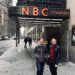 Ana e Josie em frente aos estúdios da NBC